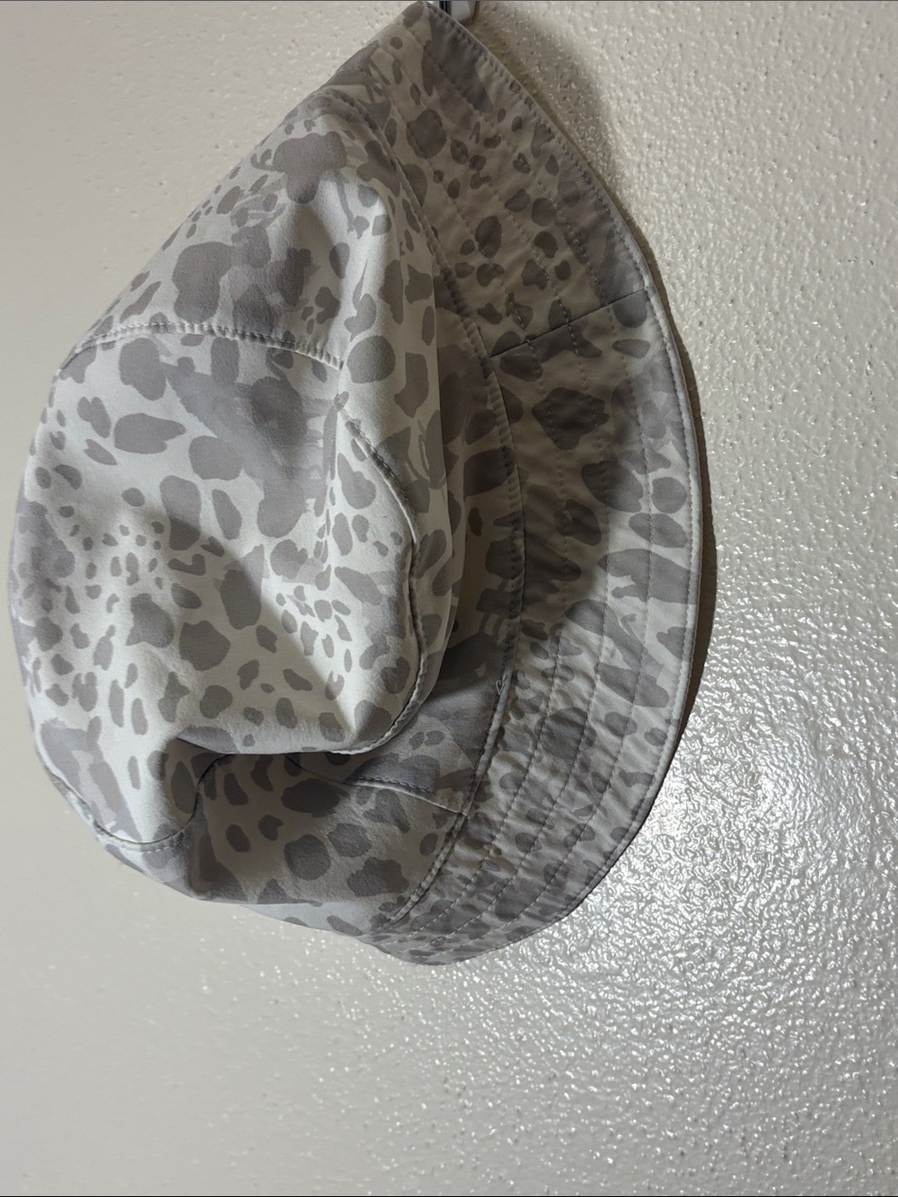 lululemon athletica gray & white patterned bucket hat